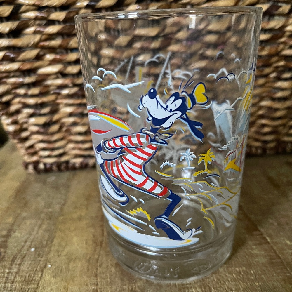 One Mc Donald's Disney Remember the Magic 25th Anniversary Goofy Glass / Tumbler